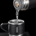 Jogo de Garrafa Térmica 500 ml com 3 Xícaras em Aço Inoxidável – Preto Elegante