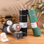 Jogo de Garrafa Térmica 500 ml com 3 Xícaras em Aço Inoxidável – Cinza – Elegância e Durabilidade