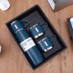 Jogo de Garrafa Térmica 500 ml com 3 Xícaras em Aço Inoxidável – Azul Marinho – Sofisticação na Mesa