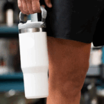 Garrafa Flip Straw Tumbler 900 ml com Alça Superior e Canudo – Branco Personalizado Grande – Design Moderno