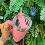 Personalizado - Copo Caneca Térmica Inox 1200 ml com Alça e Canudo – Rosa – Elegância e Funcionalidade