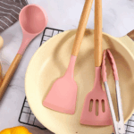Conjunto de Utensílios de Cozinha 12 Peças em Silicone com Cabo de Madeira – Cor Rosa – Durabilidade e Estilo