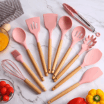 Conjunto de Utensílios de Cozinha 12 Peças em Silicone com Cabo de Madeira – Cor Rosa – Durabilidade e Estilo