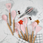 Conjunto de Utensílios de Cozinha 12 Peças em Silicone com Cabo de Madeira – Cor Rosa – Durabilidade e Estilo