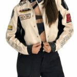Jaqueta Feminina Muts Courino Curta Cropped com Estampa e Zíper – Bege e Preta – Tam M