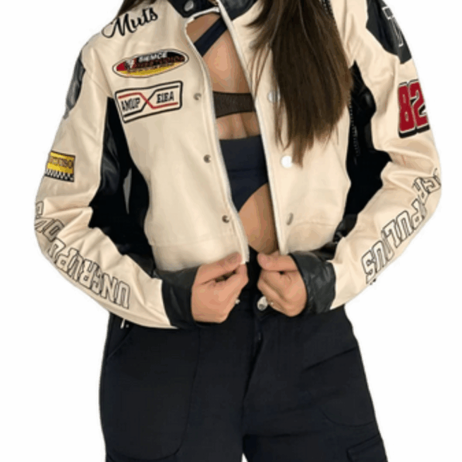 Jaqueta Feminina Muts Courino Curta Cropped com Estampa e Zíper – Bege e Preta – Tam M