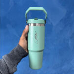 Garrafa Flip Straw Tumbler 900 ml com Alça Superior e Canudo – Verde Personalizado Grande – Estilo e Funcionalidade