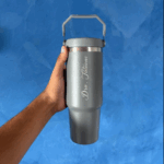 Garrafa Flip Straw Tumbler 900 ml com Alça Superior e Canudo – Cinza Personalizado Grande – Resistente e Moderna