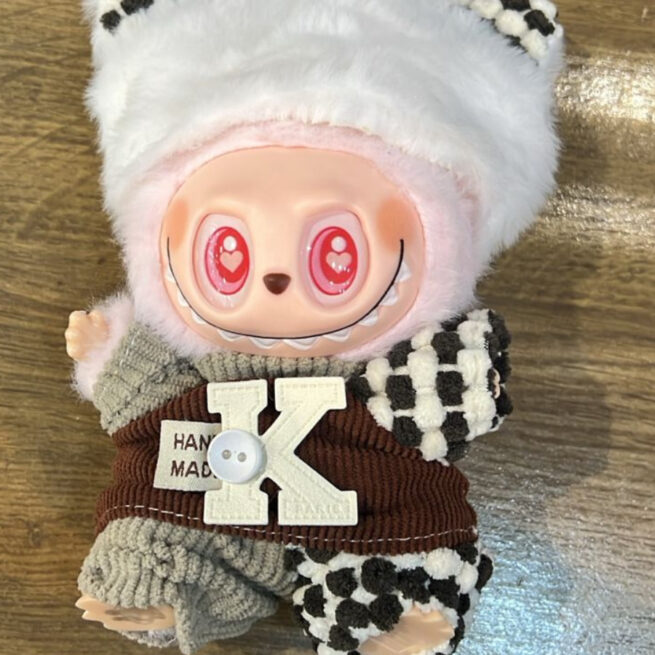 Kit Geração 1 com Caixa e Roupas – Labubu Monstros Mini Pelúcias Colecionáveis + Roupa – Sortidos