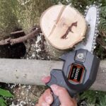 Mini Motosserra Bateria Recarregável – Potência e Praticidade