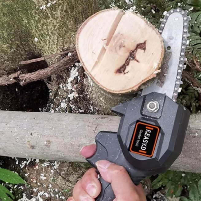 Mini Motosserra Bateria Recarregável – Potência e Praticidade