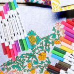 Kit Livro Colorir Bobbie Goods (Azul) + 80 Canetas - Com Maletinha