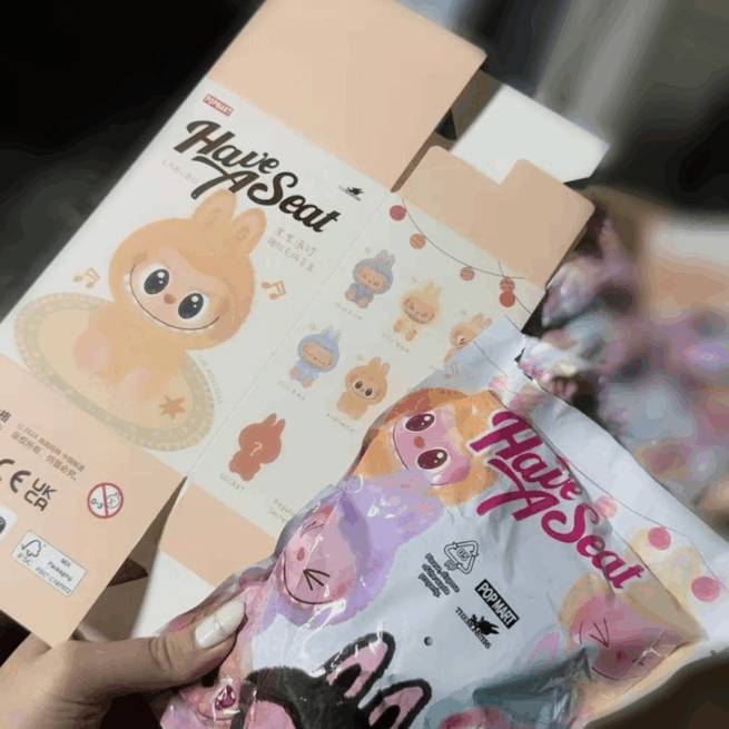 Kit com Caixa + Roupas Geração 2 – Labubu Monstros Pingente Colecionável Personalizável + 1 Roupa Sortida